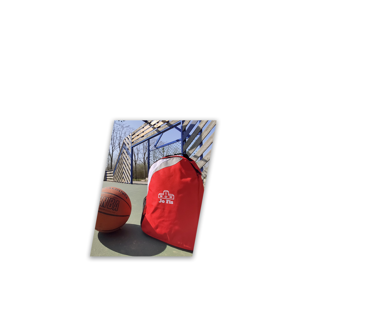 Sac à dos sur un terrain de basket