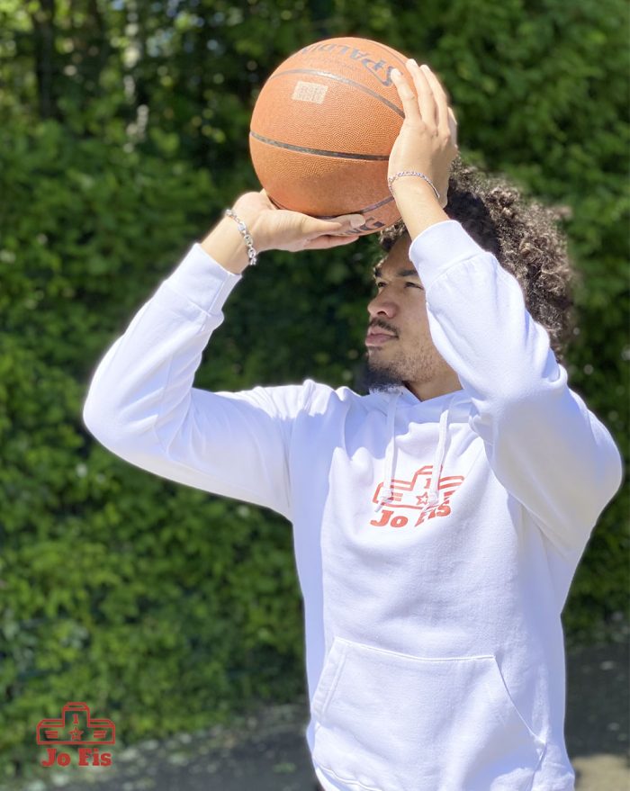 Hoodie blanc porté par un jeune homme sur un terrain de basket