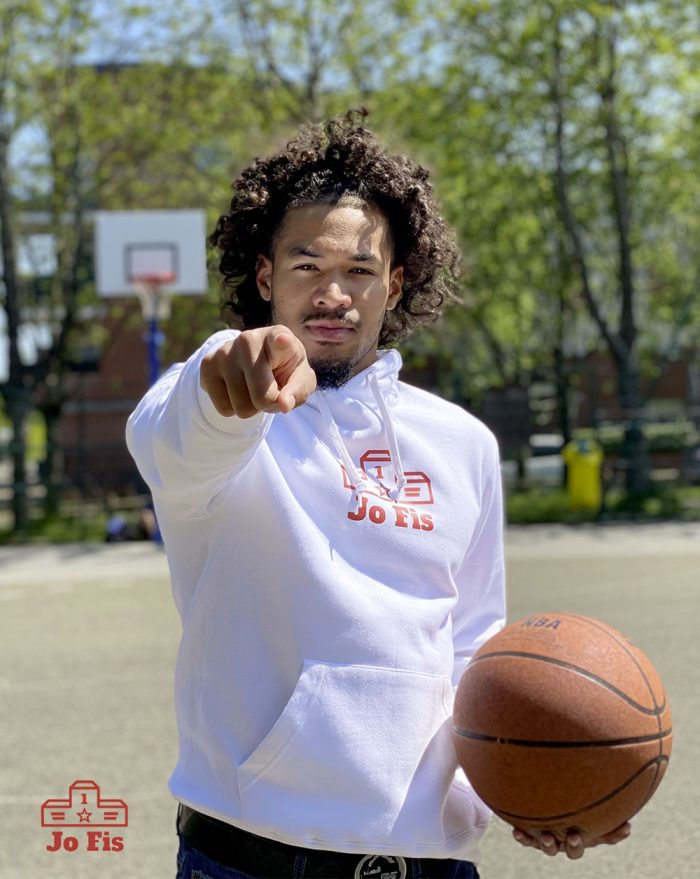 Hoodie blanc porté par un jeune homme sur un terrain de basket