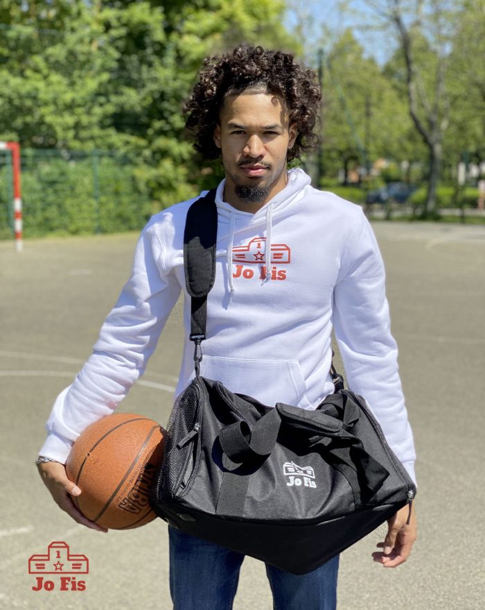 Hoodie blanc porté par un jeune homme sur un terrain de basket