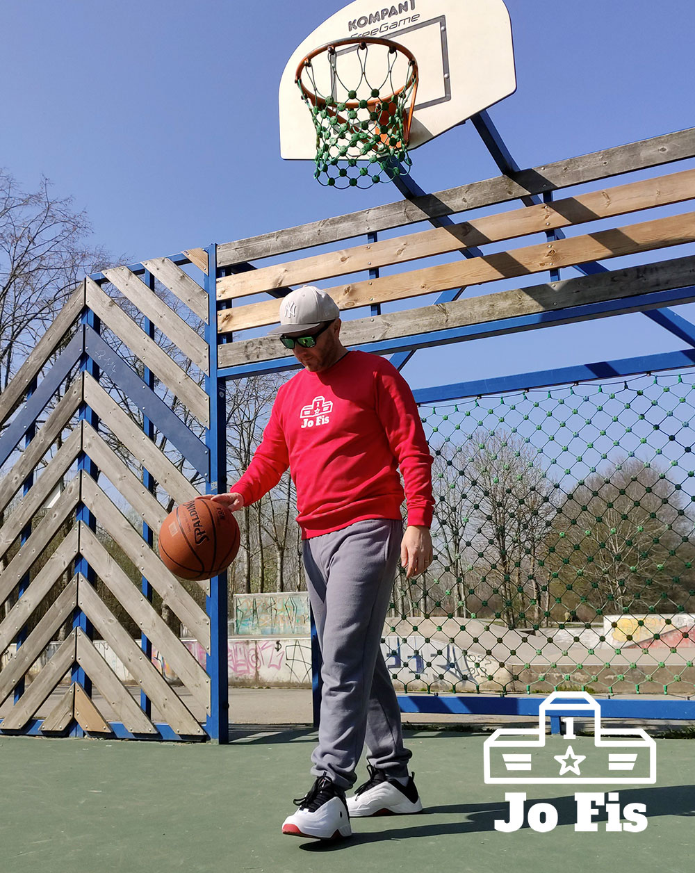 Un basketteur en train de dribbler sur le terrain