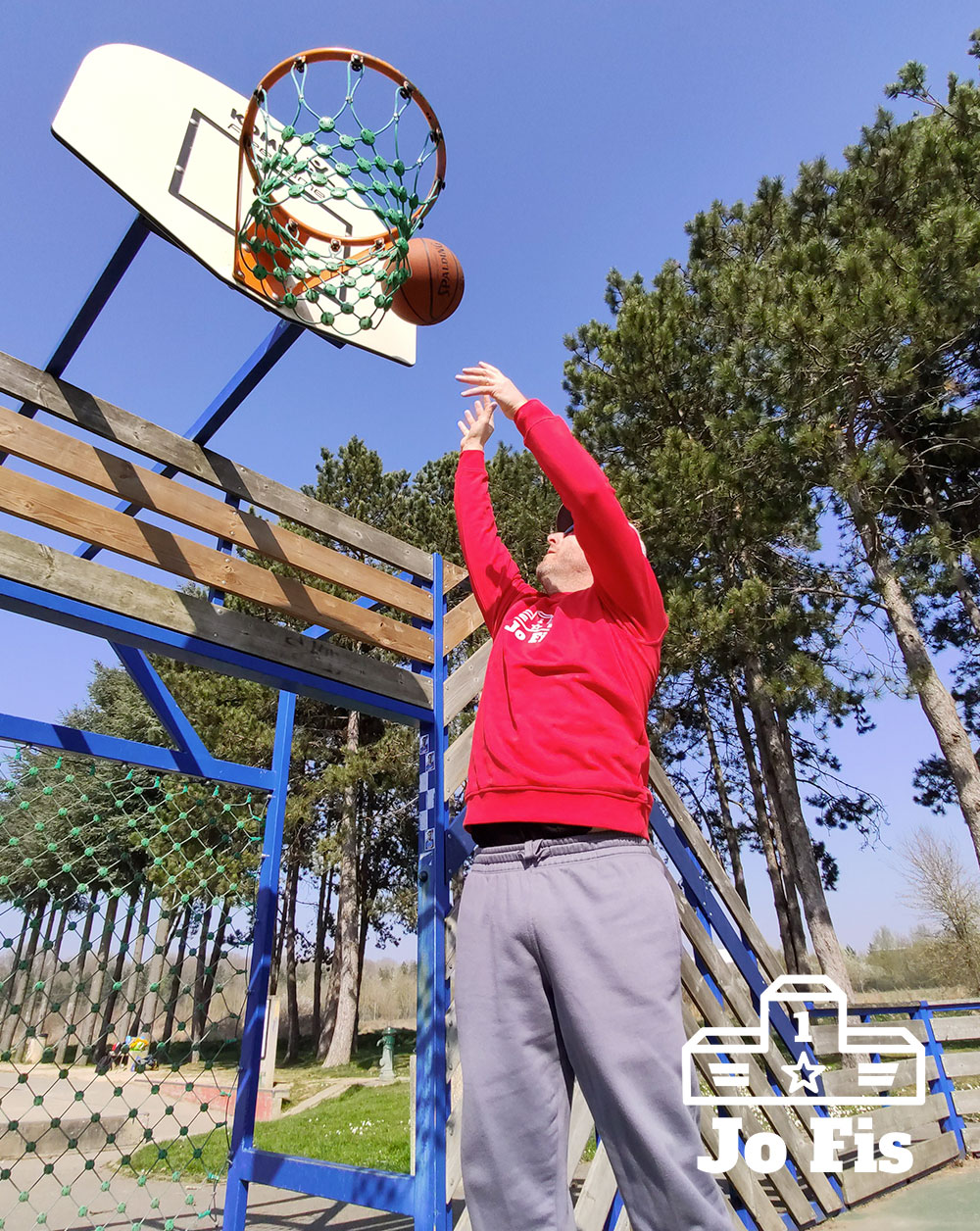 Un basketteur en train de marquer un panier