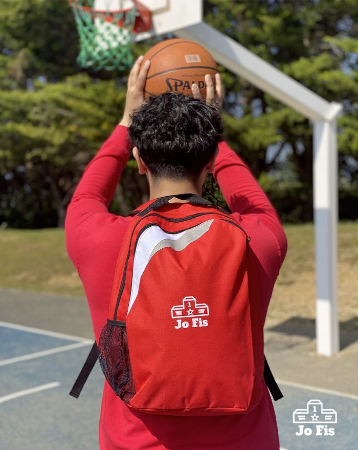 Sac à dos rouge porté par un jeune homme