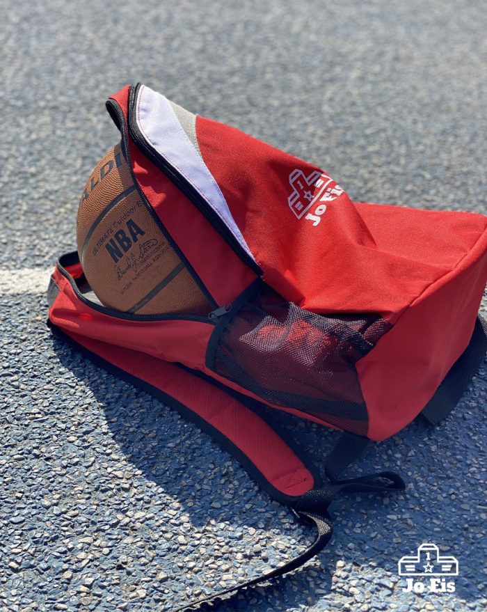 Sac à dos rouge avec un ballon de basket à l'intérieur