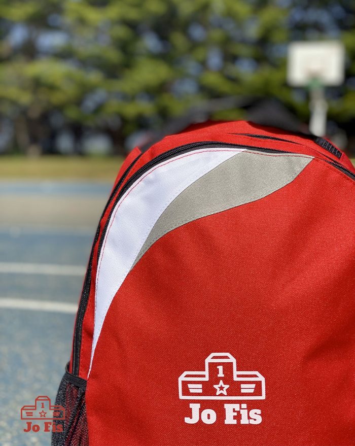 Sac à dos rouge sur un terrain de basket