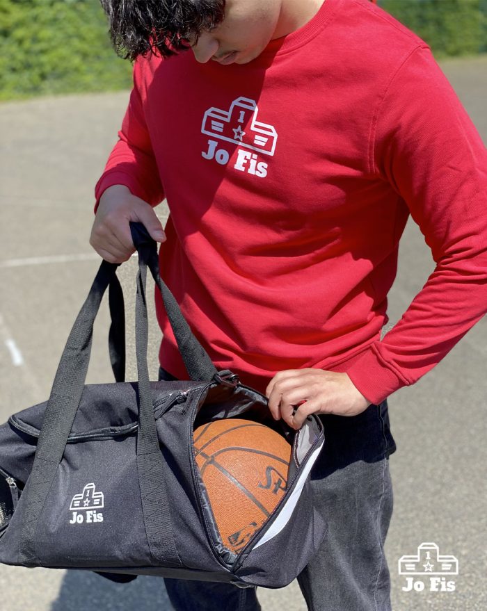 Sac de sport et sweat rouge portée par un homme