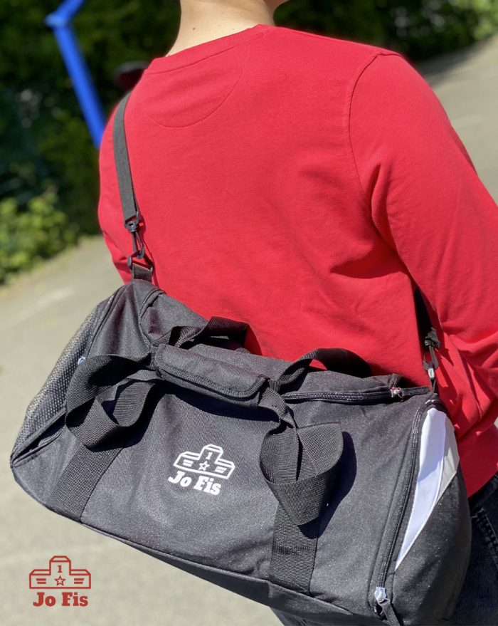 Sac de sport porté par un homme