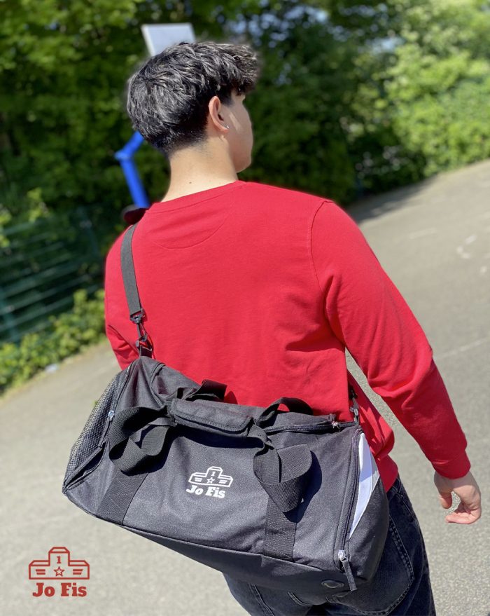 Sac de sport porté par un homme