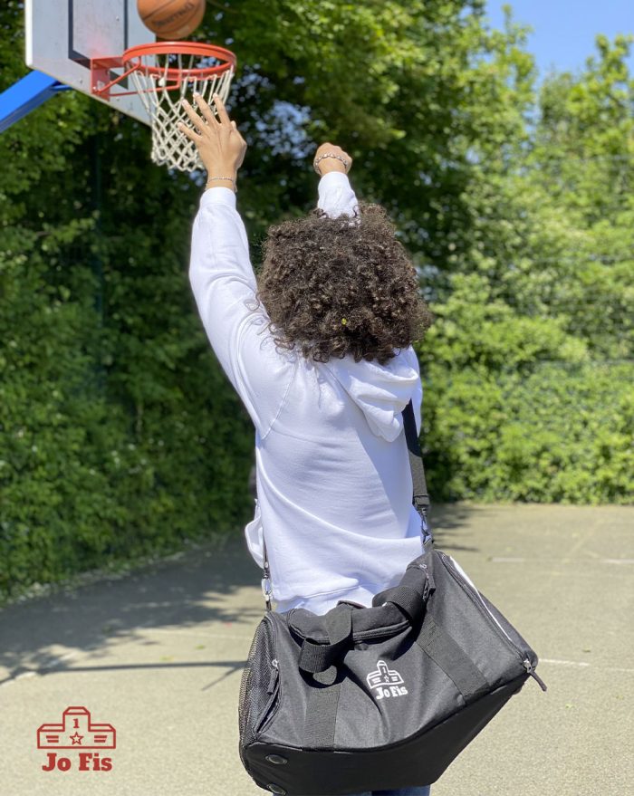 Sac de sport porté par un homme