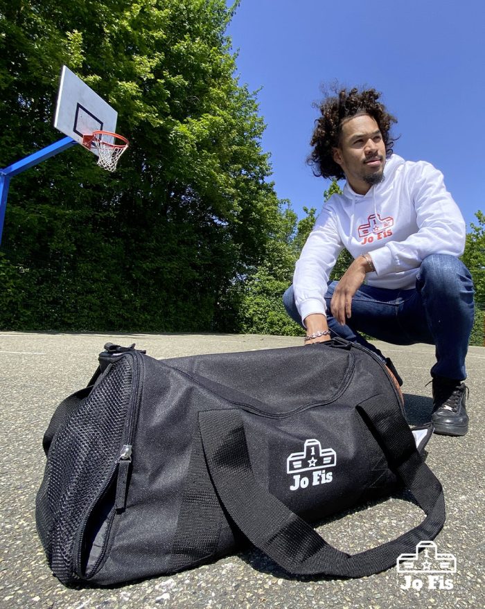 Sac de sport noir sur un terrain de basket